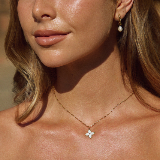 Colar Pétala de Flor Branca