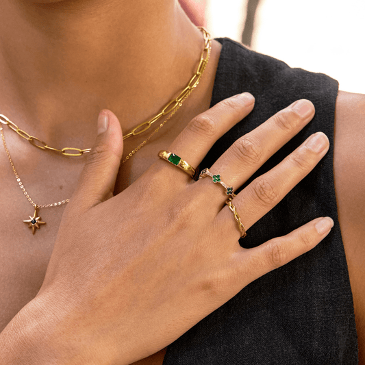 Anel Ember Ouro e Esmeralda