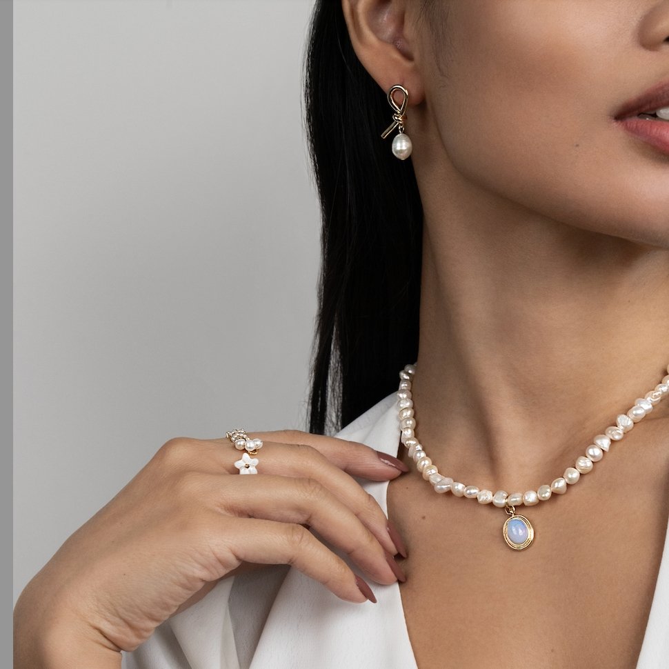 Brincos Dourados com Nó e Pérola de Água Doce