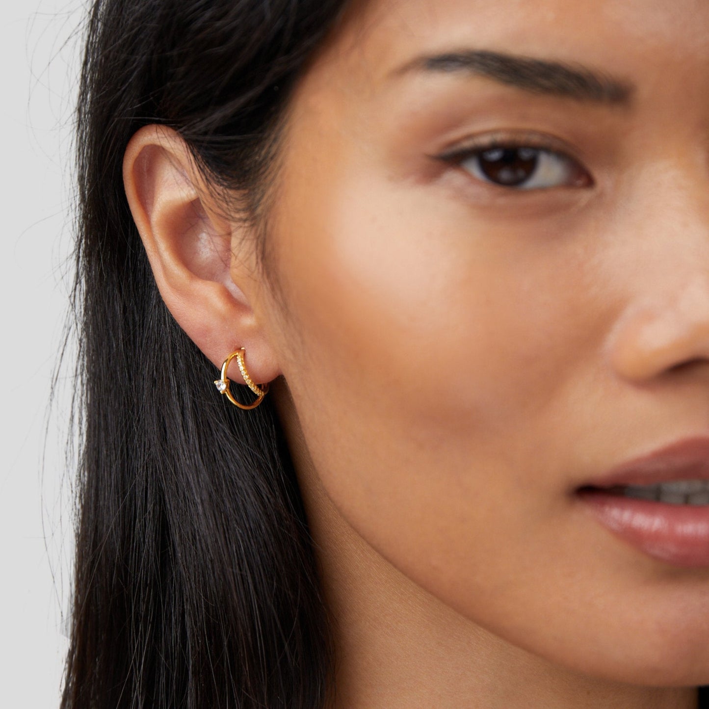 Brincos Argola Dourada com Cristais em Camadas